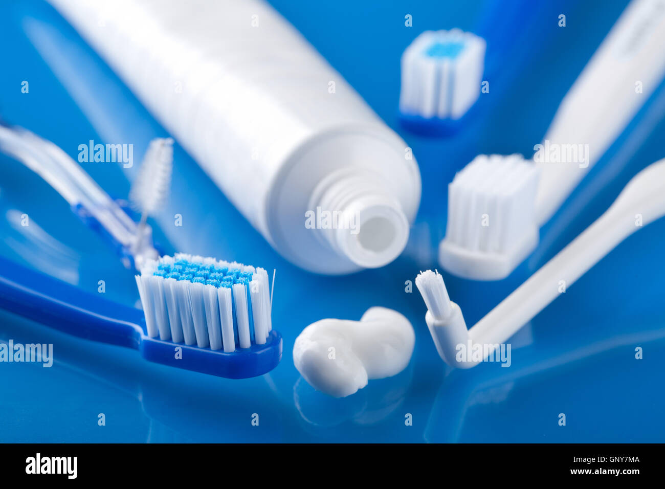 Diversi spazzolini da denti e incollare Foto Stock