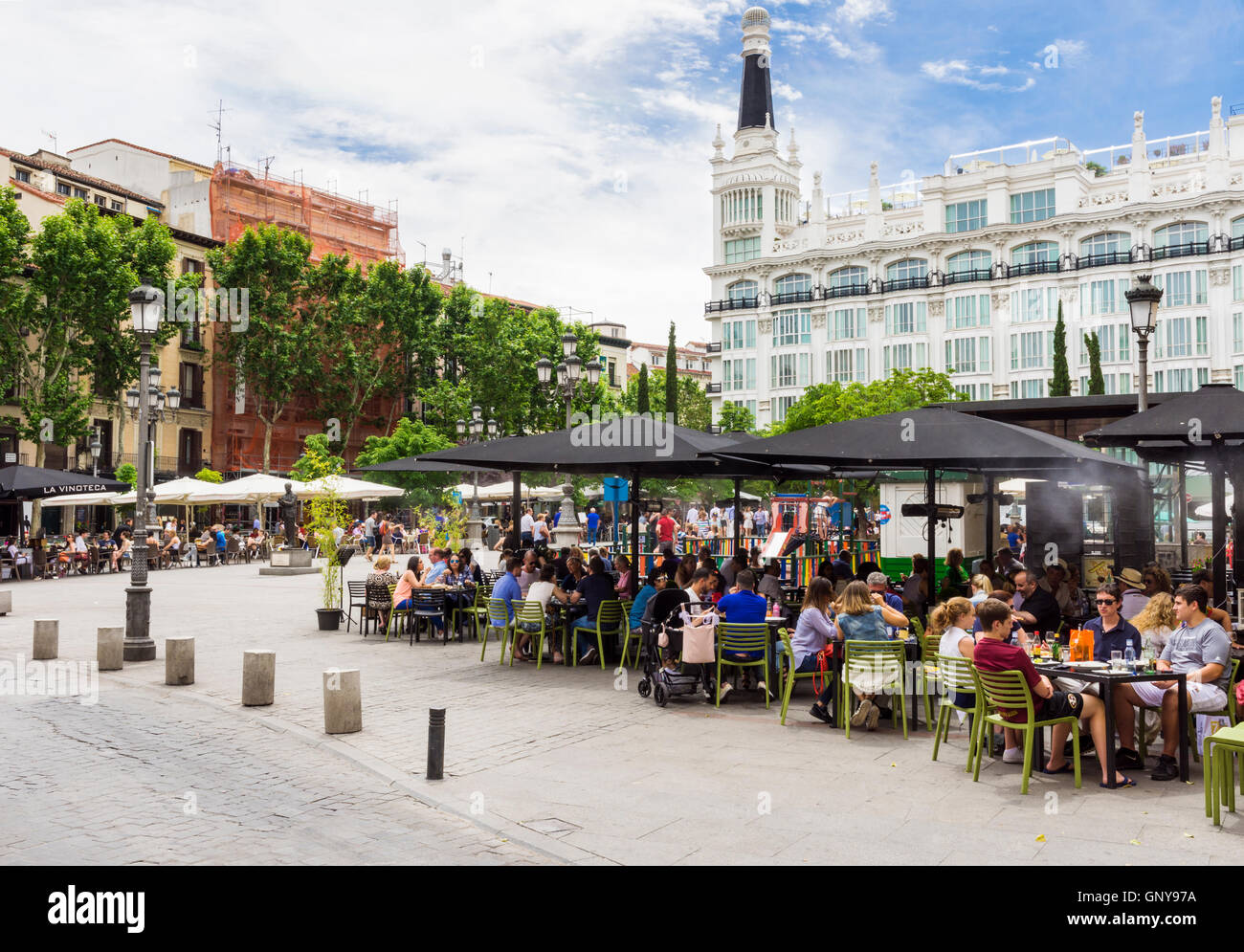 Plaza de Santa Ana dominato dall'Hotel ME Madrid Reina Victoria nel quartiere di Huertas, Madrid, Spagna Foto Stock