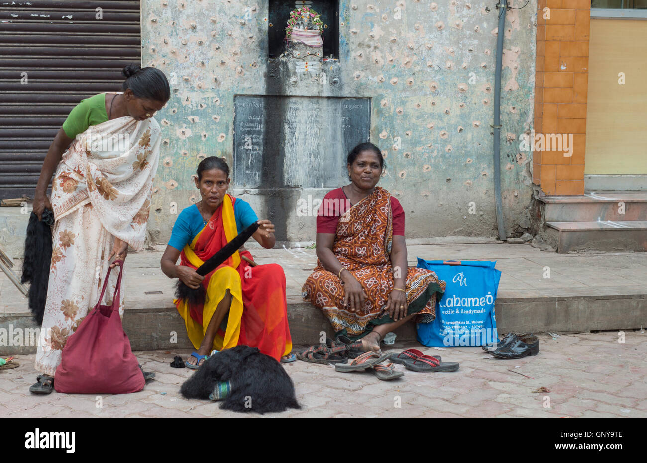 Tre donne vendere i capelli umani in strada. Foto Stock