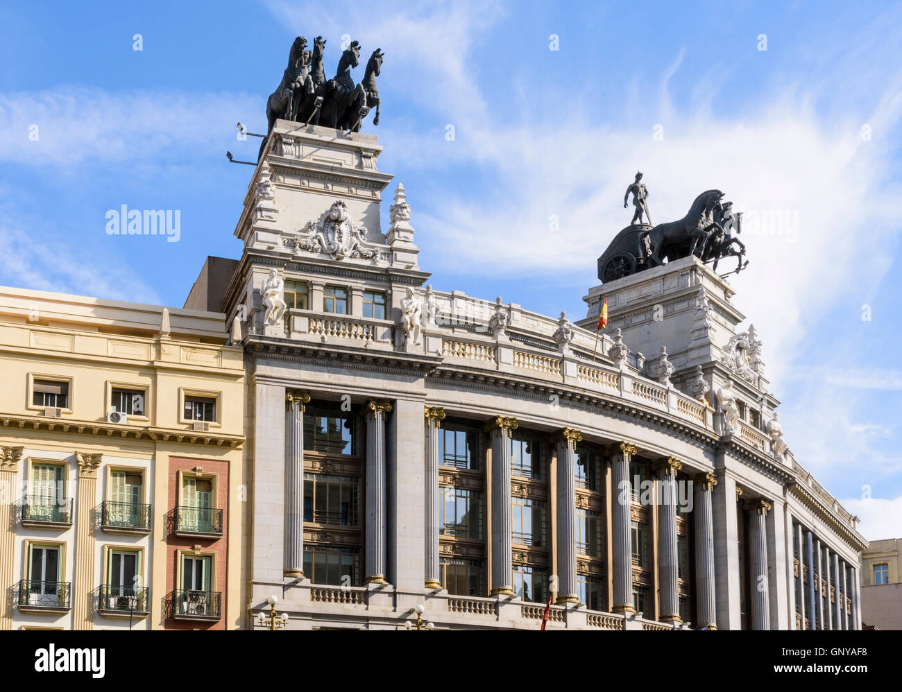 Quattro carrozza a cavalli scultura sulla sommità dell'edificio BBVA in Spagna a Madrid Foto Stock