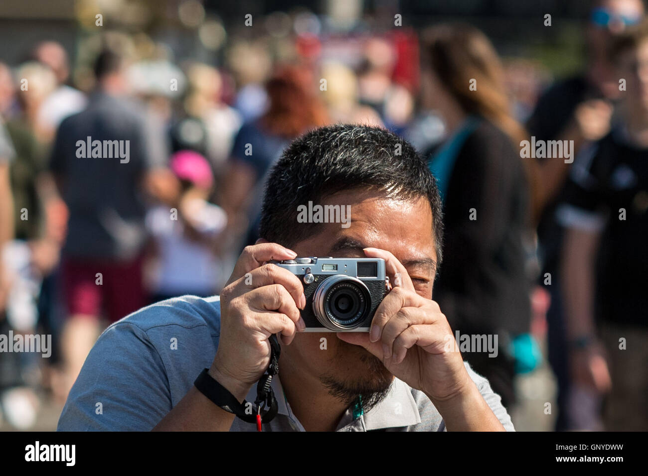 I turisti per scattare delle foto intorno a Westminster, Londra, Regno Unito. Foto Stock