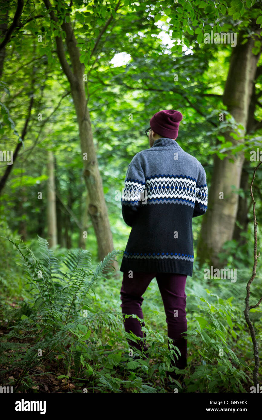 Ritratto di uomo prendendo foto di paesaggi con una reflex digitale in una foresta. Fotografo caucasica al di fuori di ripresa con una fotocamera digitale. Foto Stock