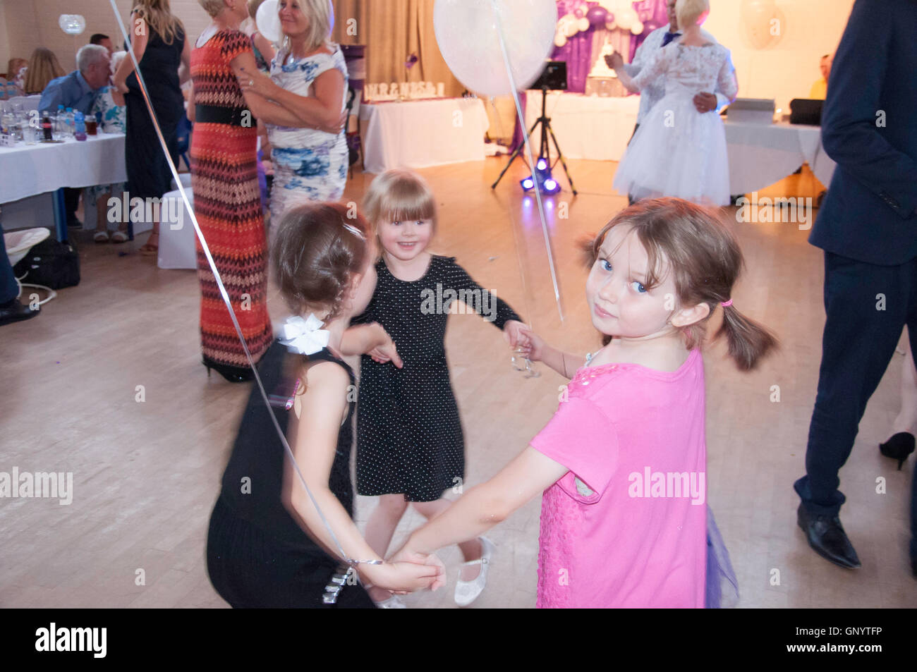 I bambini danza al ricevimento di nozze, Staines-upon-Thames, Surrey, England, Regno Unito Foto Stock