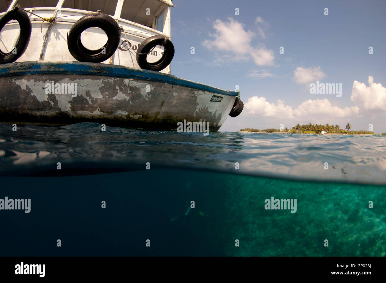 Una barca in attesa per i subacquei al di fuori della barriera corallina di feydhoo finolhu in North Male Atoll'. Foto Stock