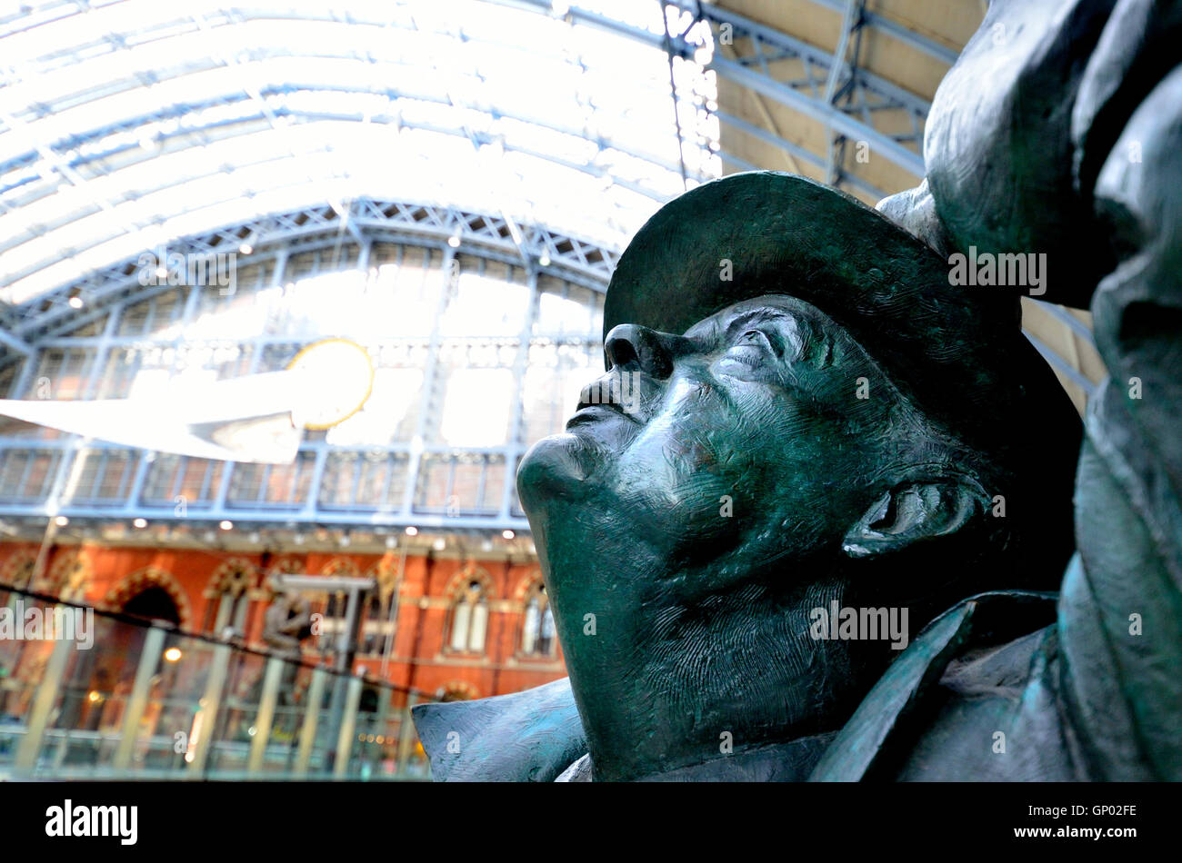 Londra, Inghilterra, Regno Unito. St Pancras stazione ferroviaria. Statua: Sir John Betjeman (2007, Martin Jennings) su atrio superiore Foto Stock