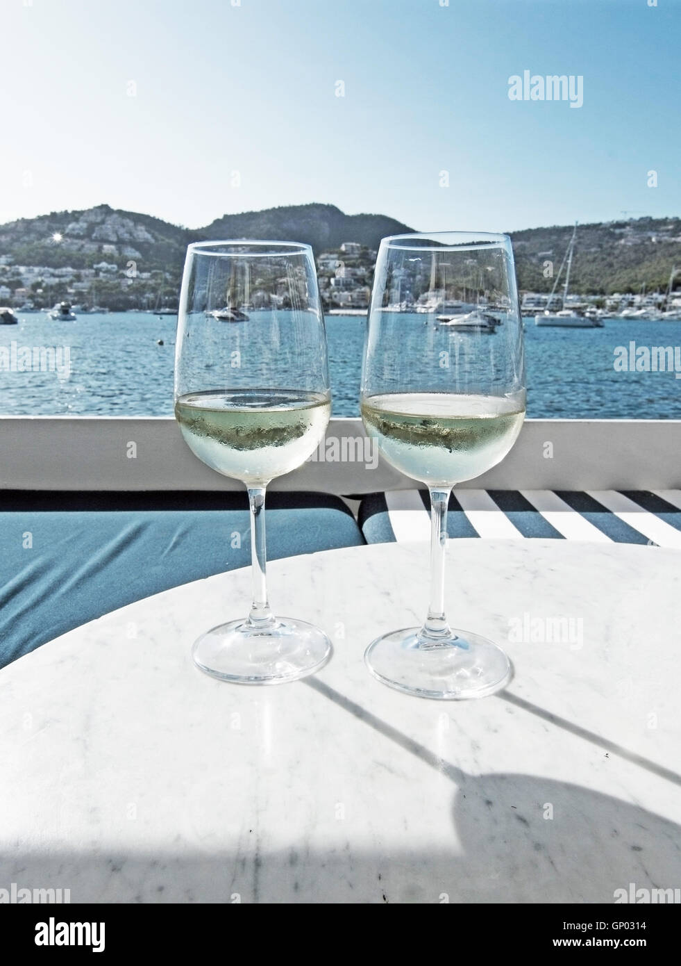 Due bicchieri di vino bianco e Mediterraneo Oceano, Mallorca, Spagna. Foto Stock
