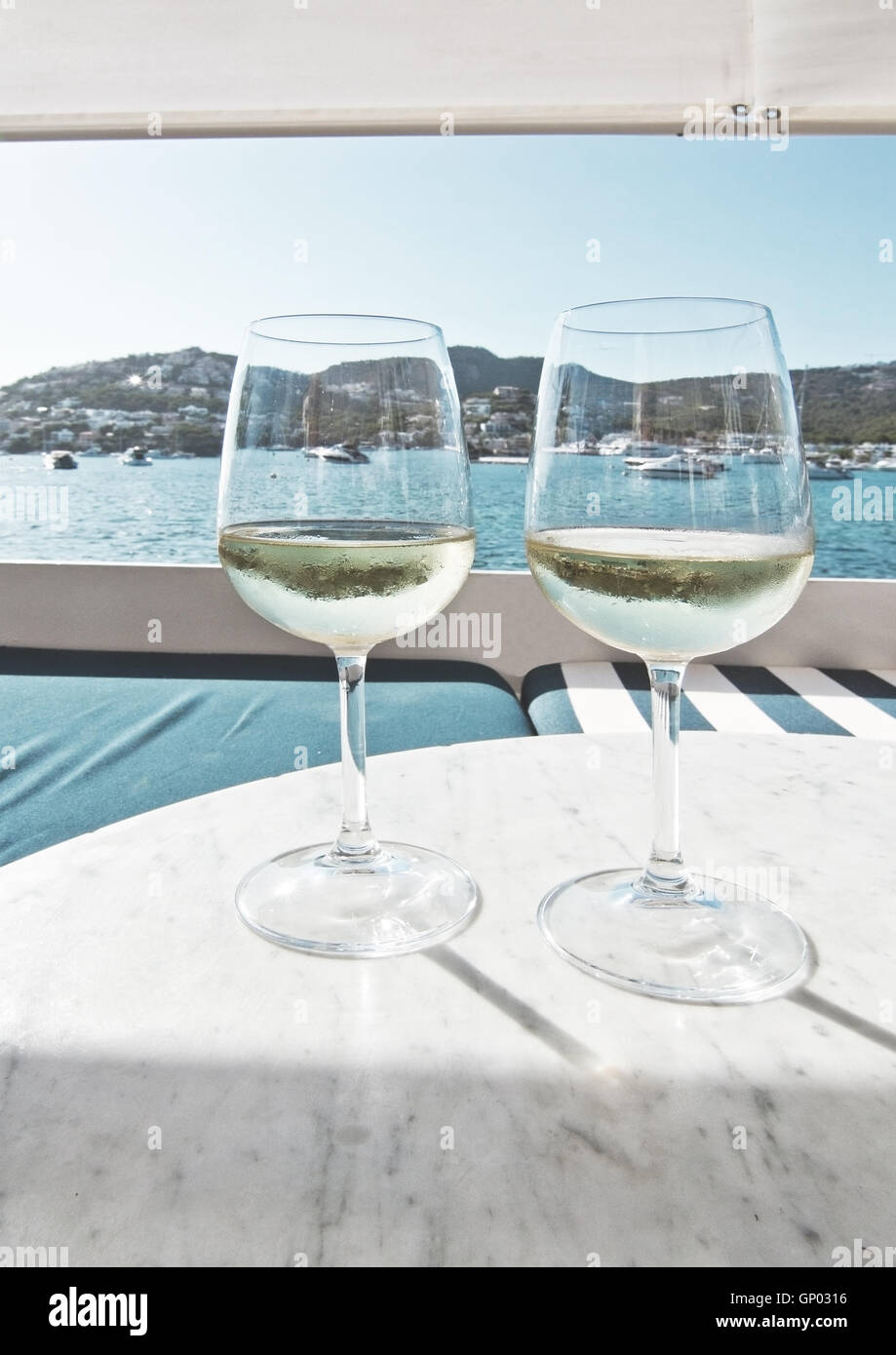 Due bicchieri di vino bianco e Mediterraneo Oceano, Mallorca, Spagna. Foto Stock