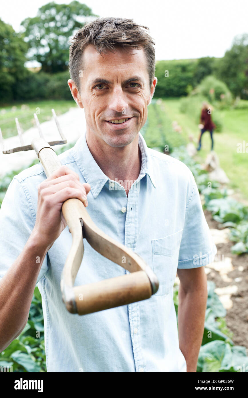 Ritratto di lavoratori agricoli in campo biologico Foto Stock