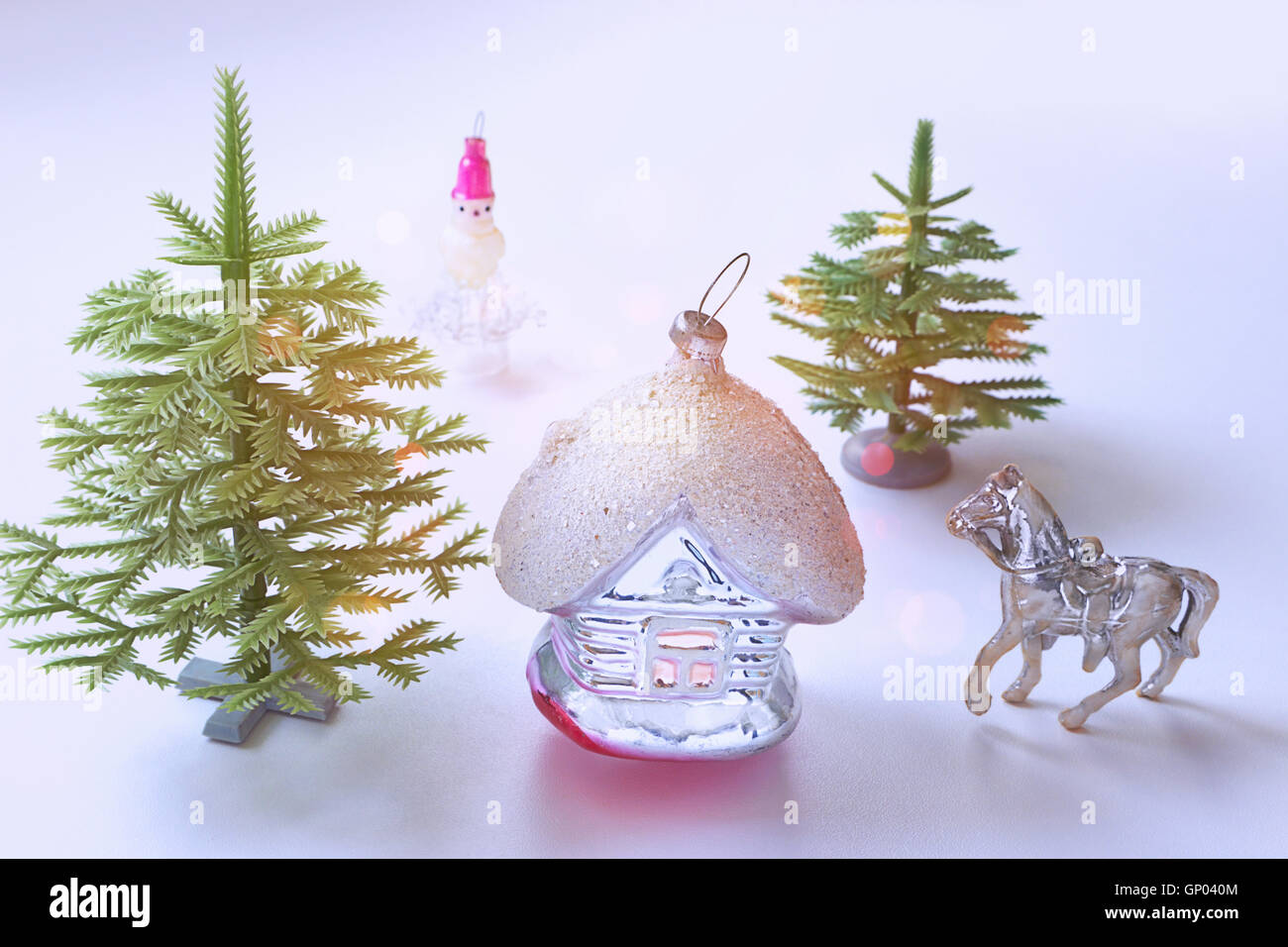 Anno nuovo con i giocattoli - una capanna di vetro, un cavallo e uomo di neve Foto Stock