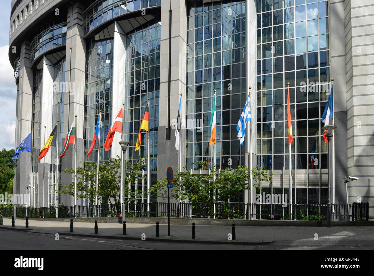 Bandiere nazionali battenti presso il Palazzo del Parlamento europeo, Bruxelles, Belgio -2 Foto Stock
