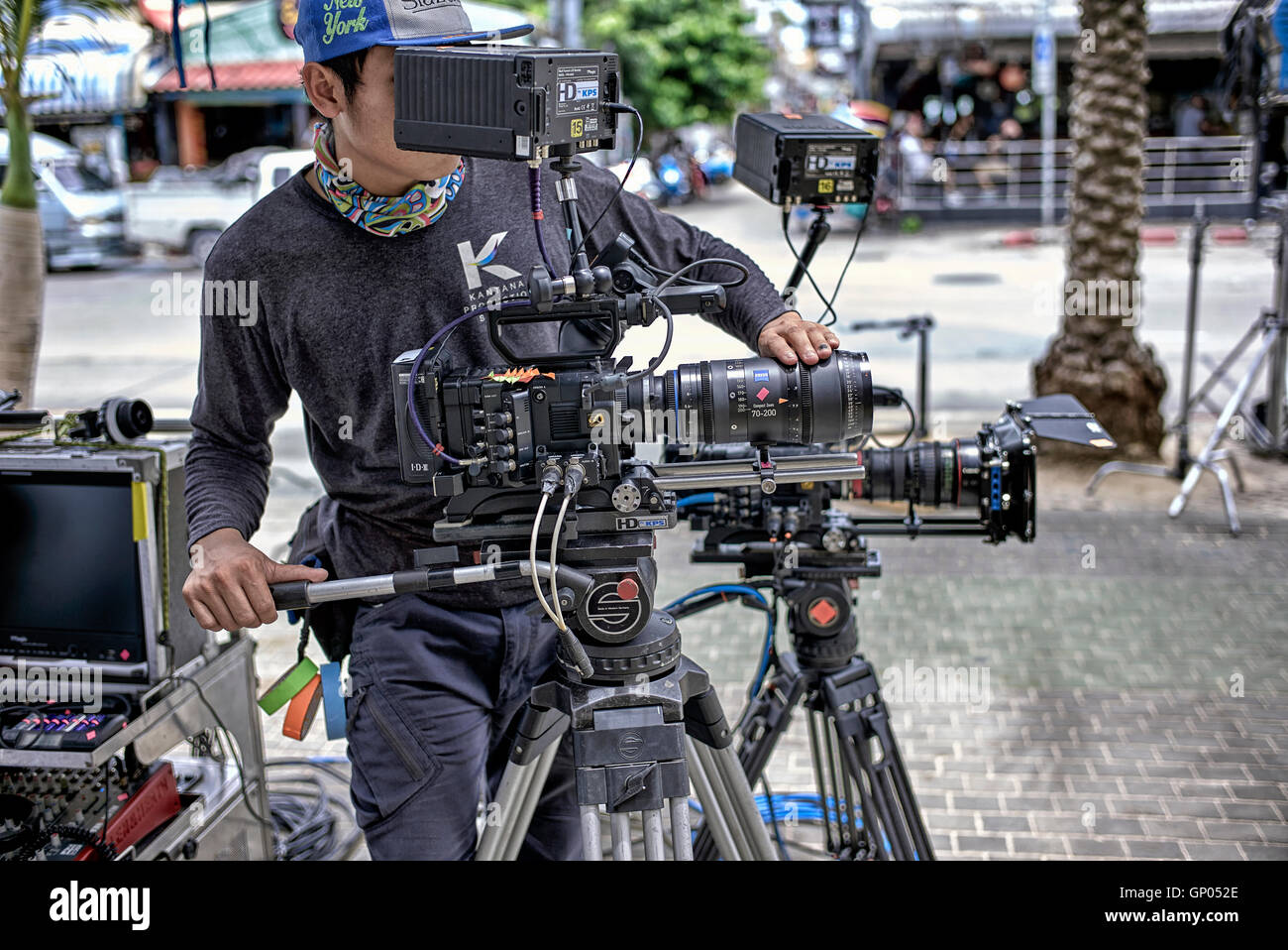 Canon videocamera professionale e operatore di filmare all'aperto, Thailandia Sud-Est asiatico Foto Stock