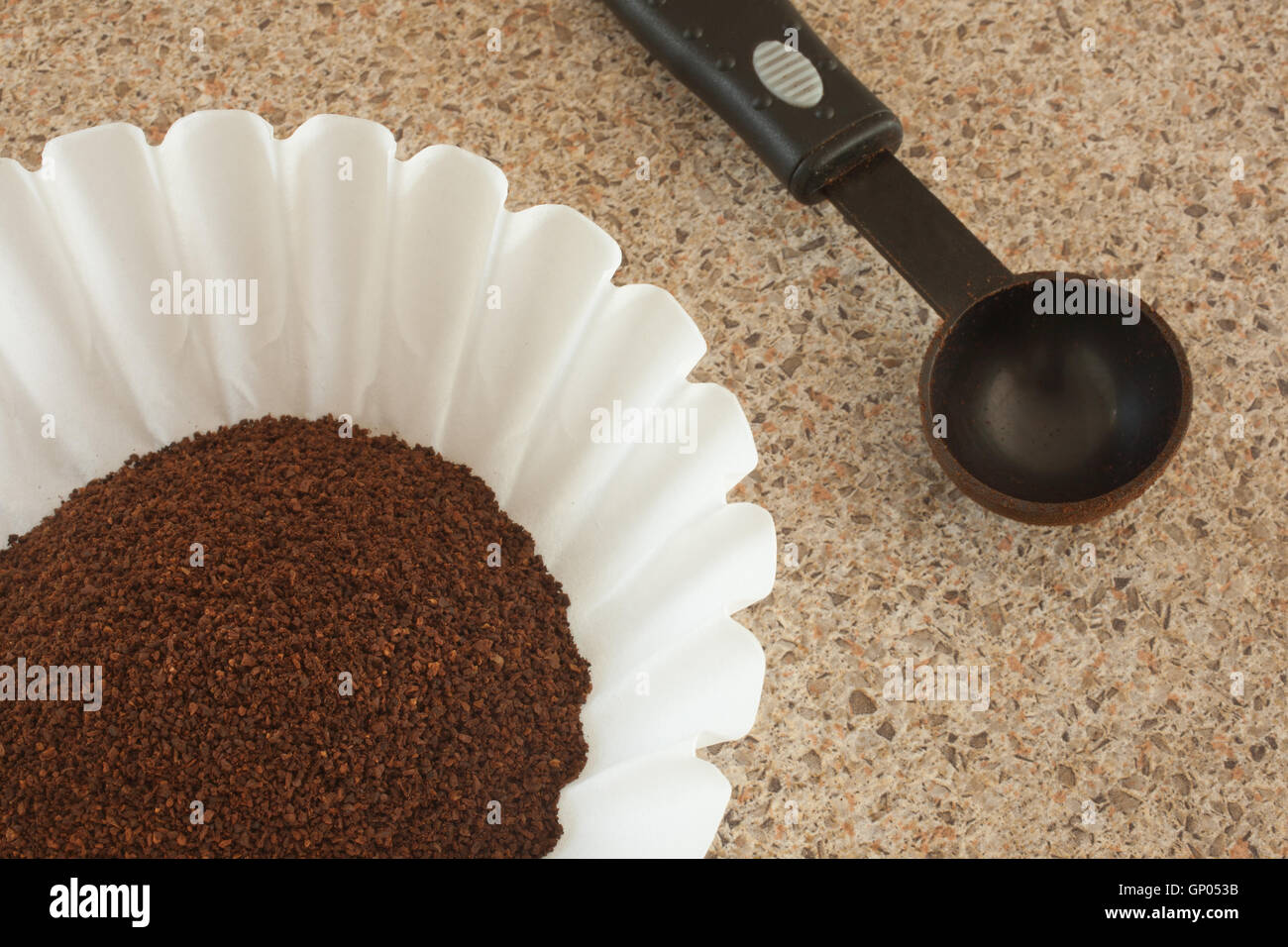 Filtro di caffè e misurino. Foto Stock