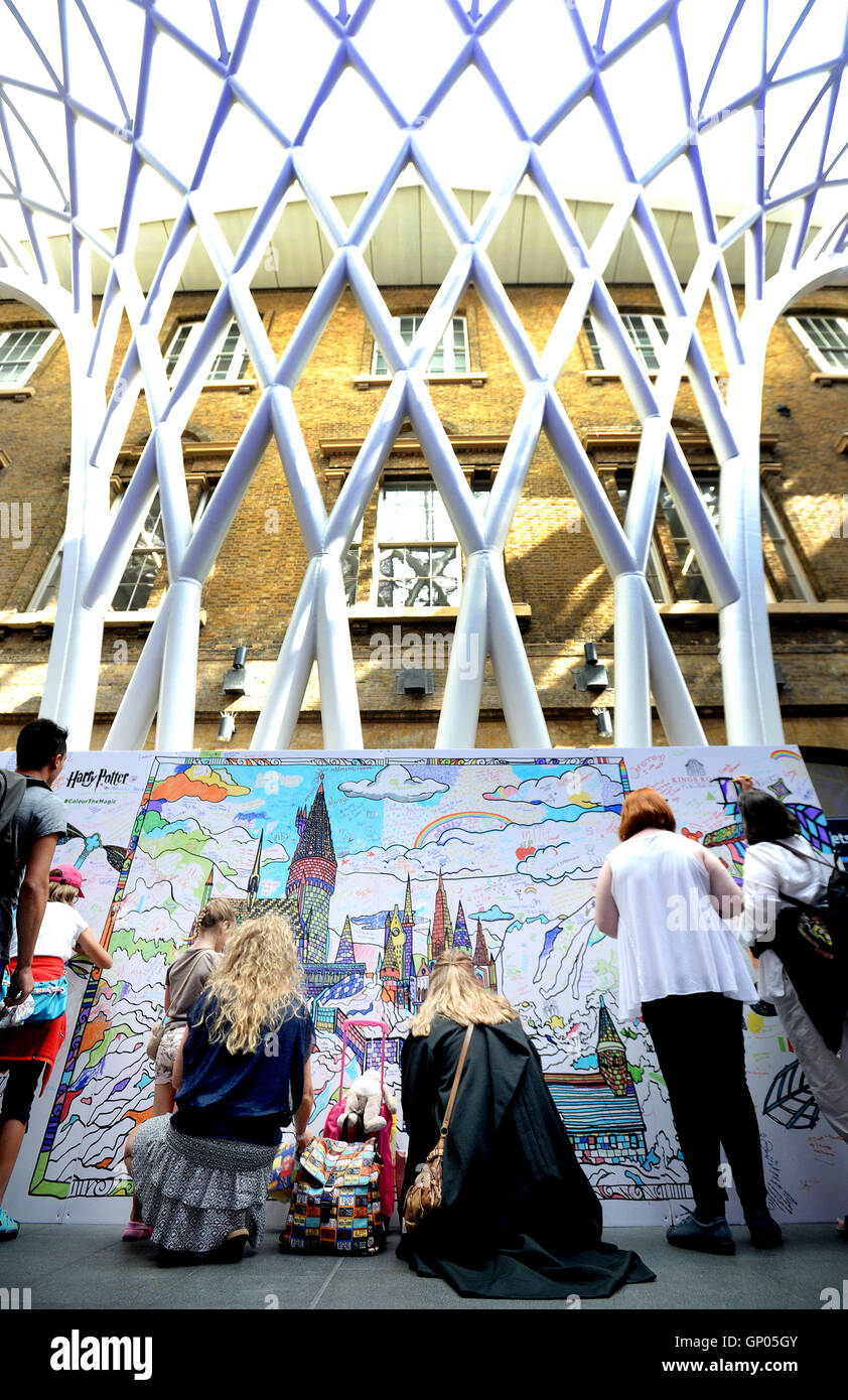 I membri del pubblico e i fan della serie di Harry Potter riempire in Potter a tema per la colorazione di commissioni presso la stazione di Kings Cross a Londra. Il 1 settembre segna il giorno quando gli studenti a bordo del Hogwarts Express presso la piattaforma 9 3/4 a King's Cross per tornare alla immaginaria scuola di Hogwarts per il nuovo anno accademico. Foto Stock