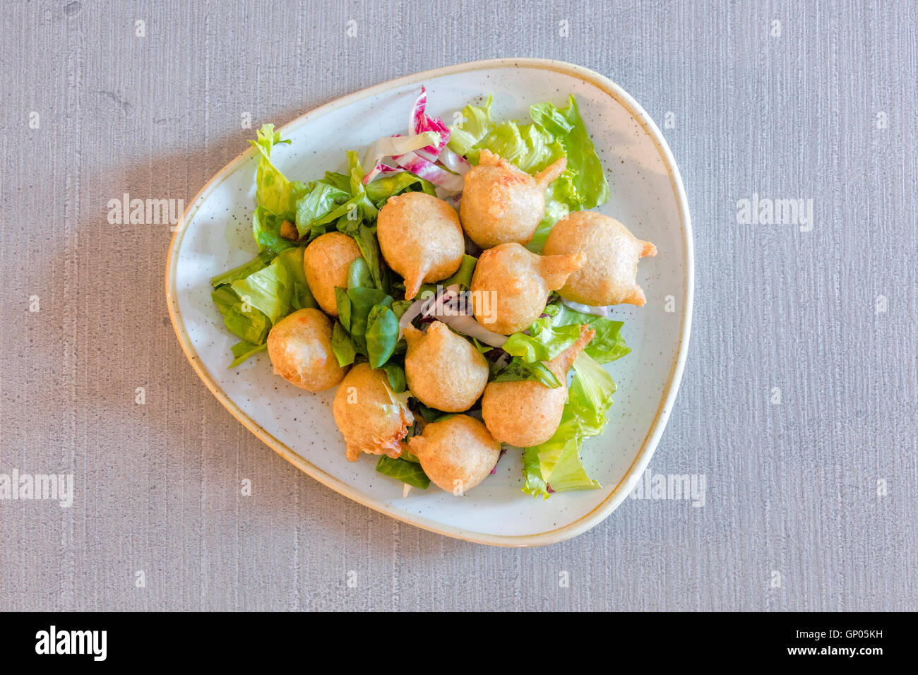 Una piastra di tipiche frittelle di farina di grano saraceno della Valtellina chiamato gli sciatt preparati con freschi ingredienti locali lombardia italia Foto Stock