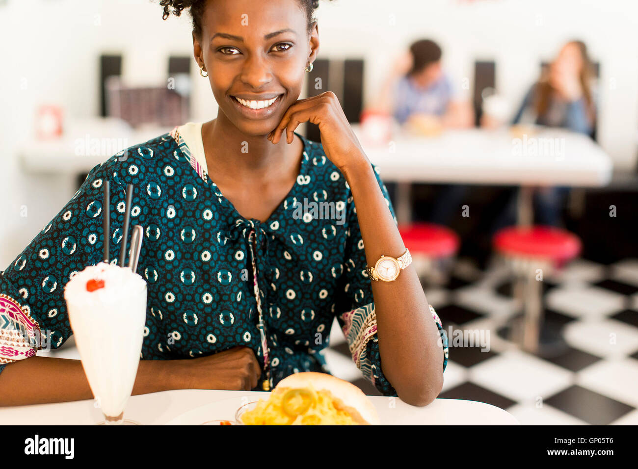 Giovane africano donna americana nel diner Foto Stock