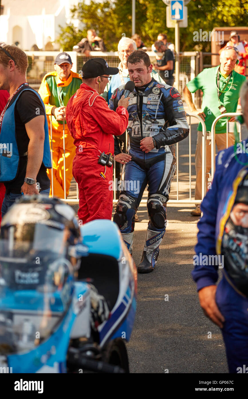 Michael Dunlop vincitore, in TT classic superbike al Manx Festival di motociclismo 2016 intervistata. Foto Stock