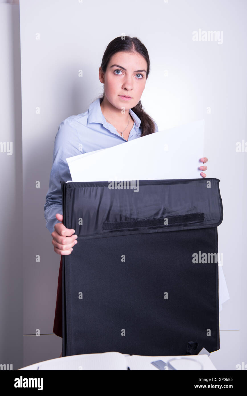 Ingegnere femmina è tenuto disegni fuori da una cartella di grandi dimensioni Foto Stock