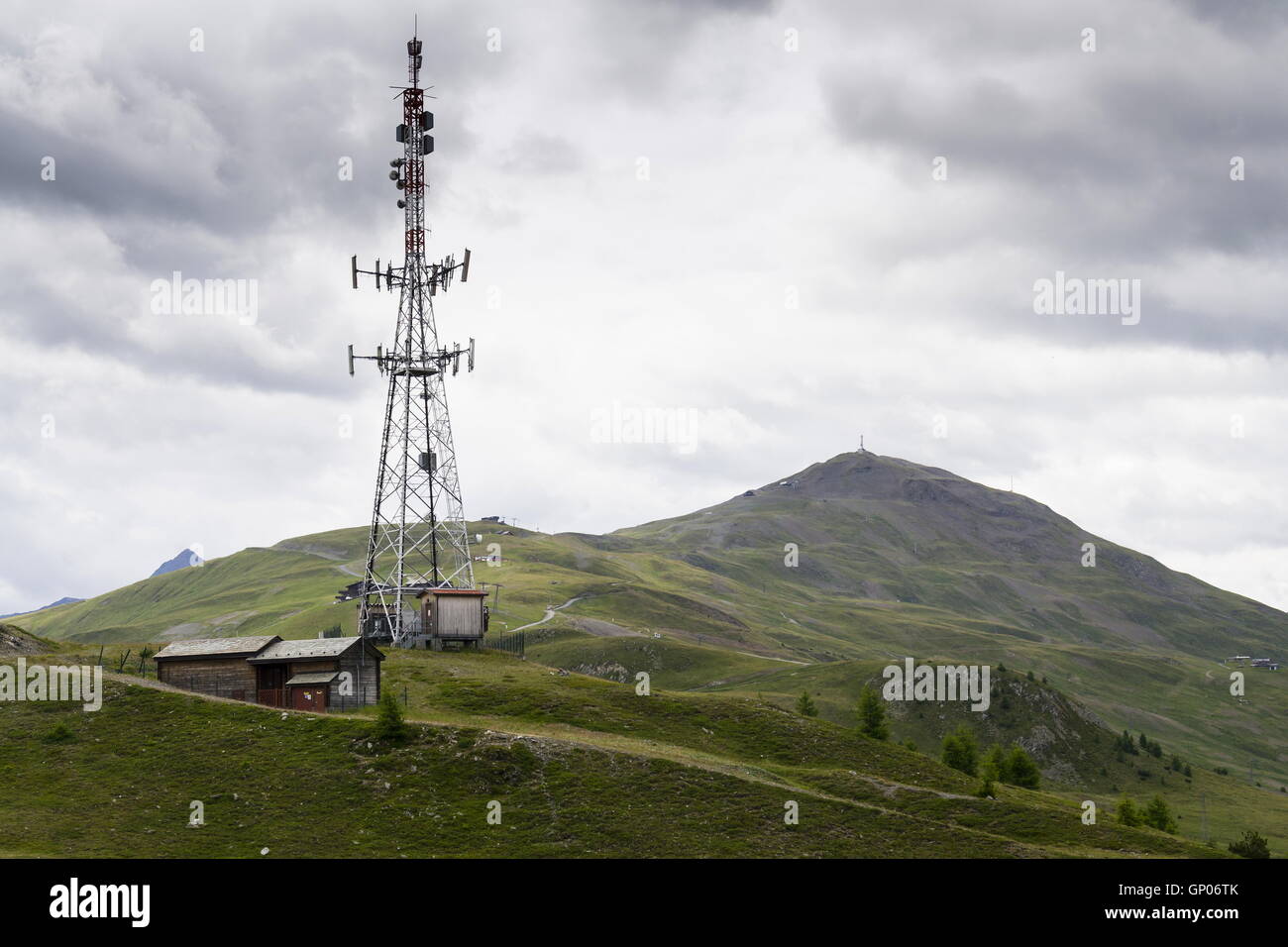 Telefono cellulare trasmettitori sulla torre di telecomunicazioni nelle montagne di Livigno Foto Stock