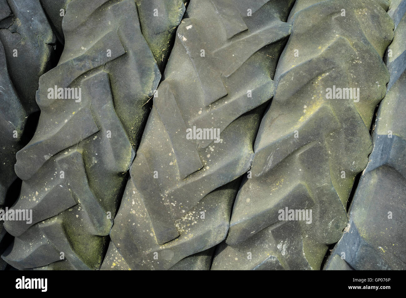 Scartati i pneumatici del trattore Foto Stock