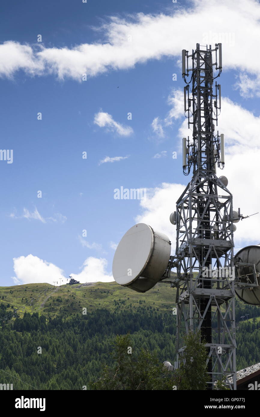 Telefono cellulare trasmettitori sulla torre di telecomunicazioni nelle montagne di Livigno Foto Stock
