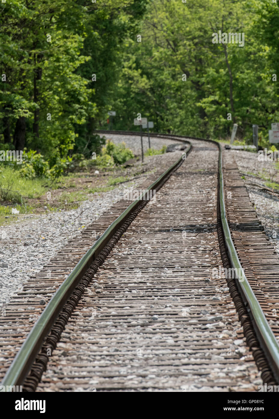 Staring giù le piste su un vago pomeriggio estivo Foto Stock