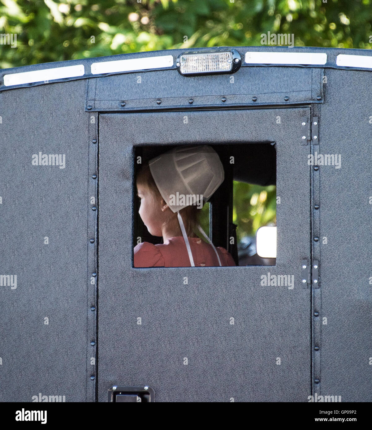 Bambino Amish guardando fuori buggy finestrino laterale Foto Stock