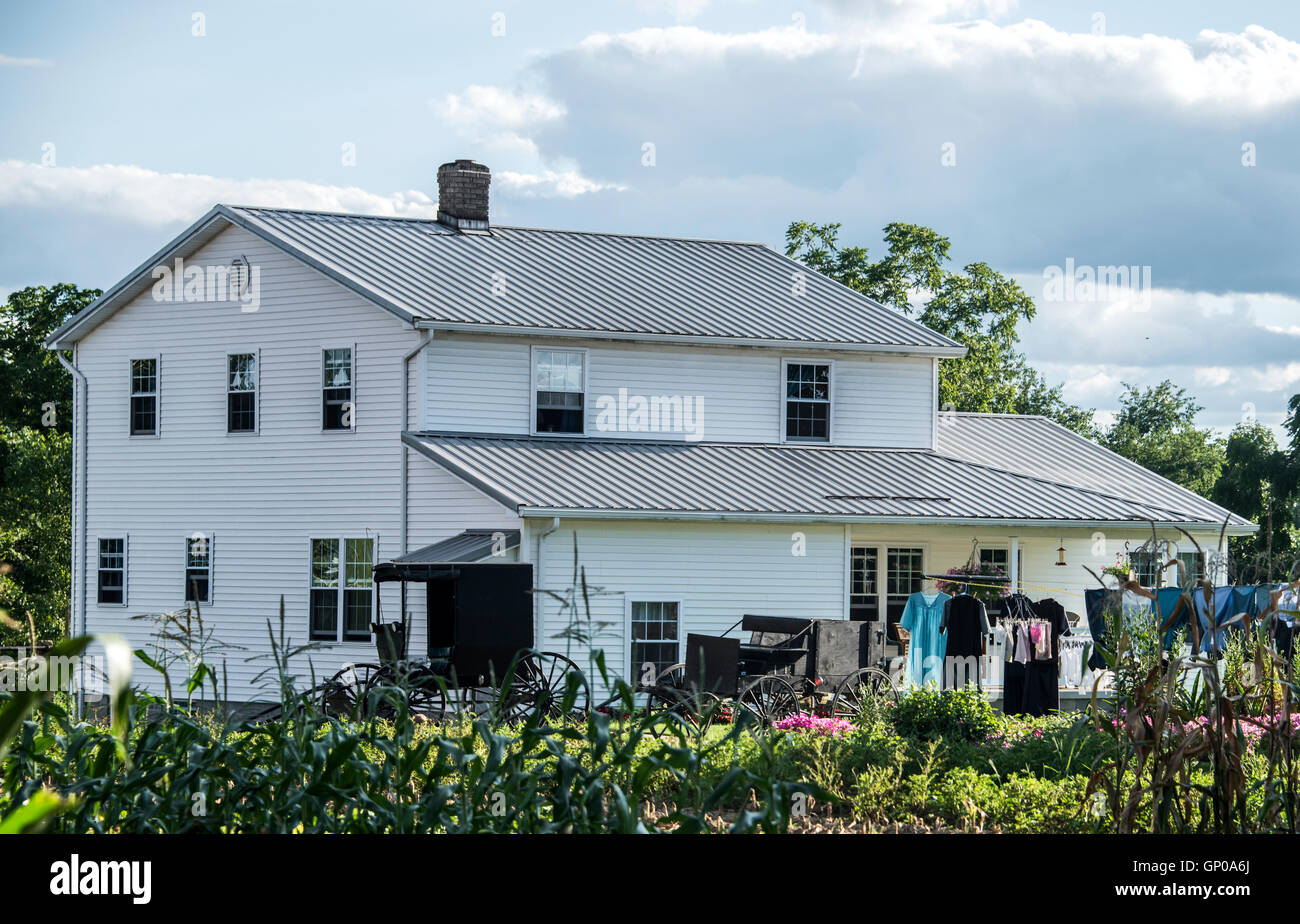 Home Amish con biancheria appesa al di fuori Foto Stock