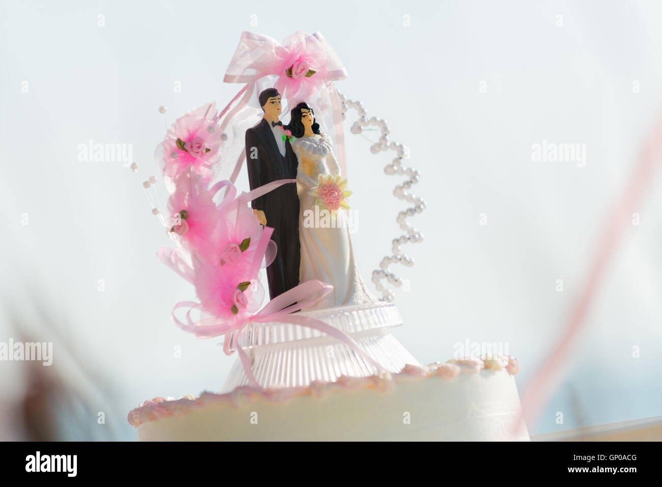 La bambola si sposi dello sposo e della sposa su una torta di nozze che simboleggia l'impegno di amarci l un l altro. Foto Stock
