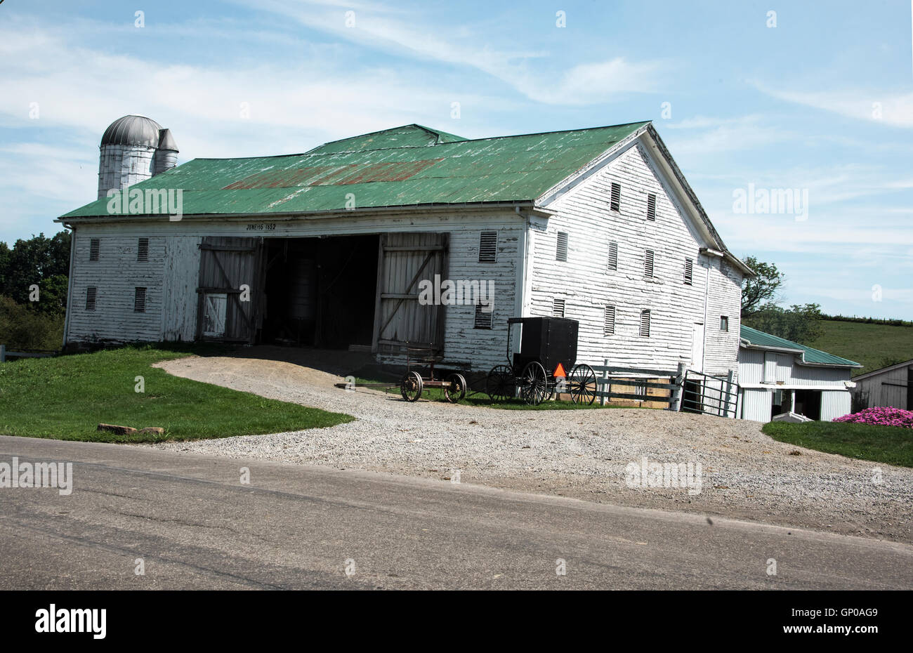 Il vecchio fienile Amish sulla County Road nella contea di Holmes Ohio Foto Stock