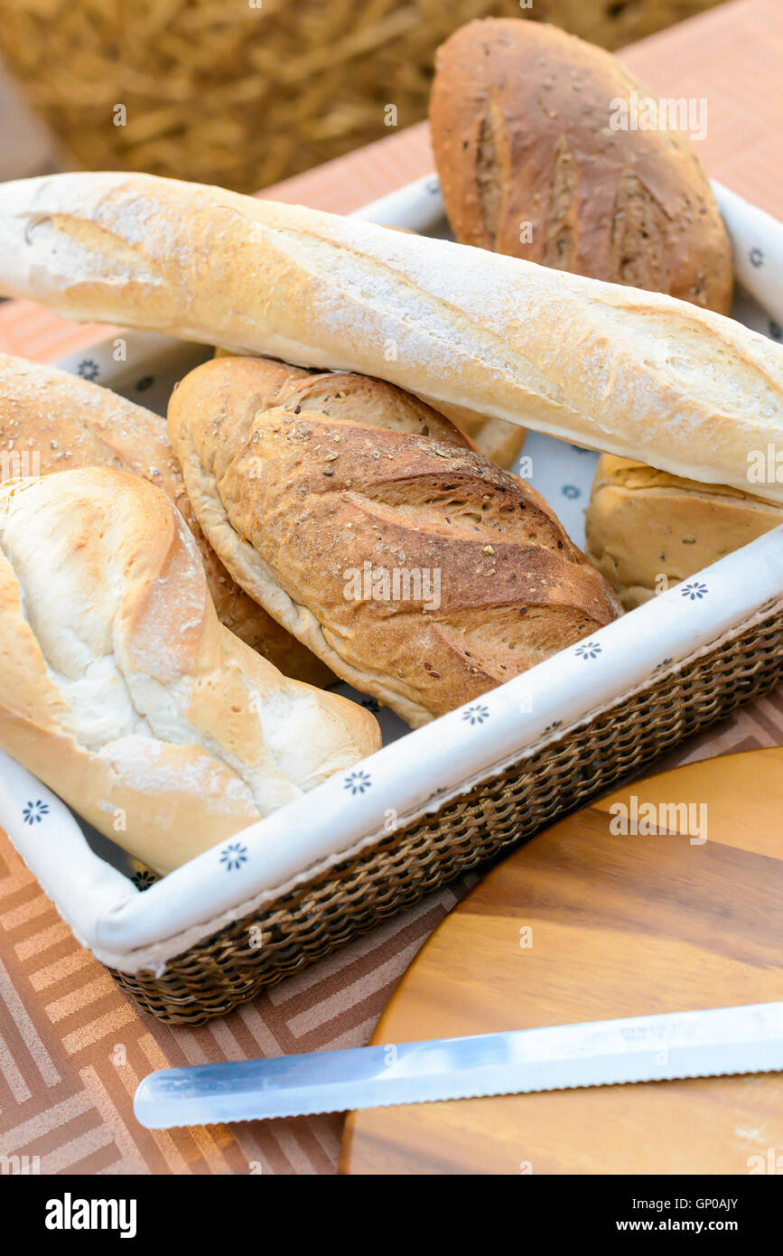 Pane cotto nel cesto su sfondo tabella Foto Stock