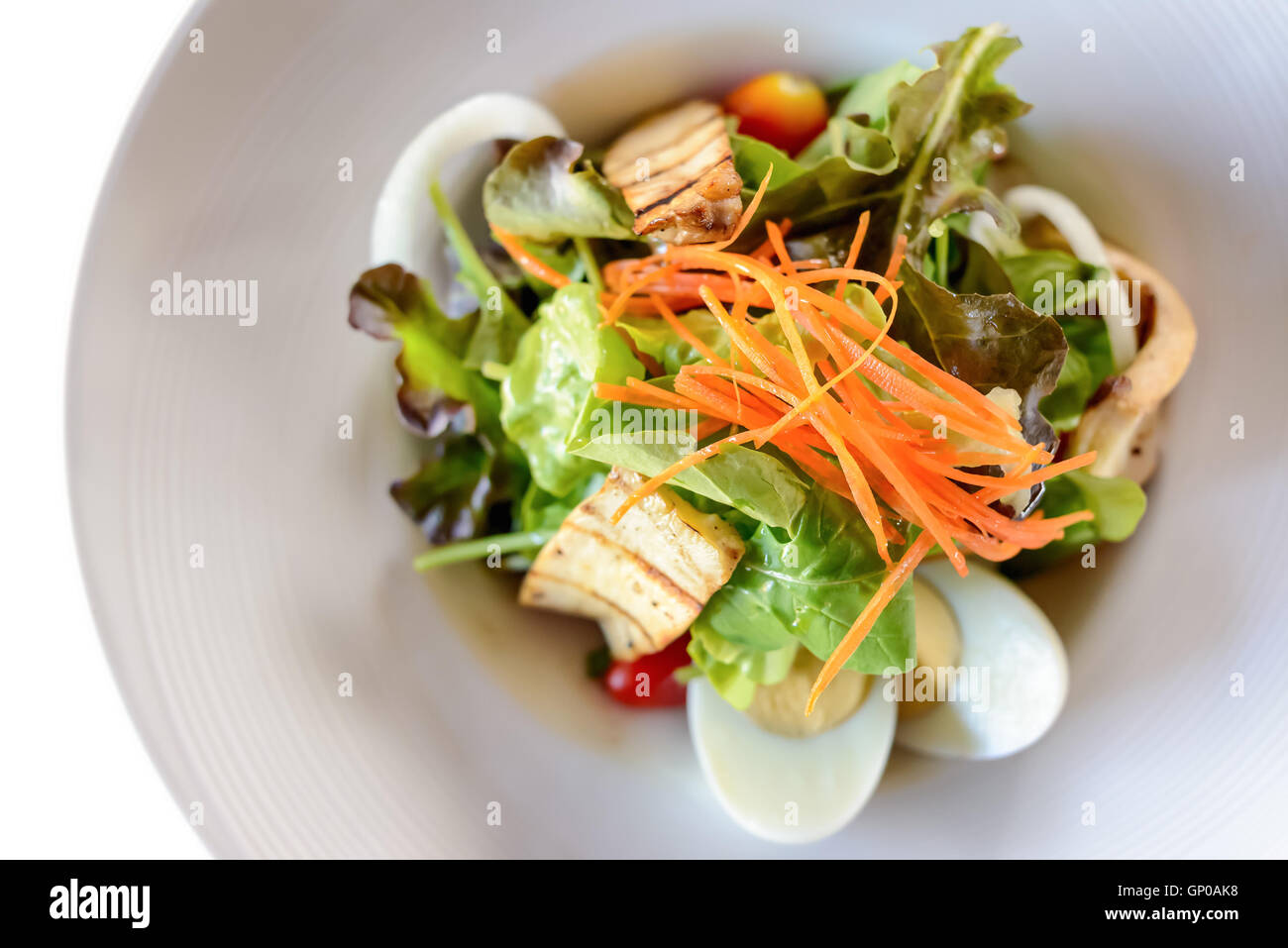 La deliziosa prima colazione presso l'hotel di lusso, insalata di pesce sulla piastra bianca. Isolato su bianco. Foto Stock