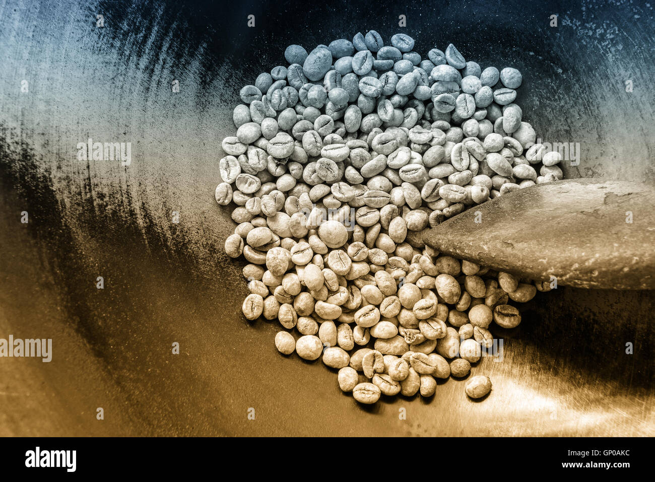 Chicchi verdi di caffè in padella con una vecchia ciotola di legno, pronti per essere arrostiti. Copia dello spazio. Foto Stock