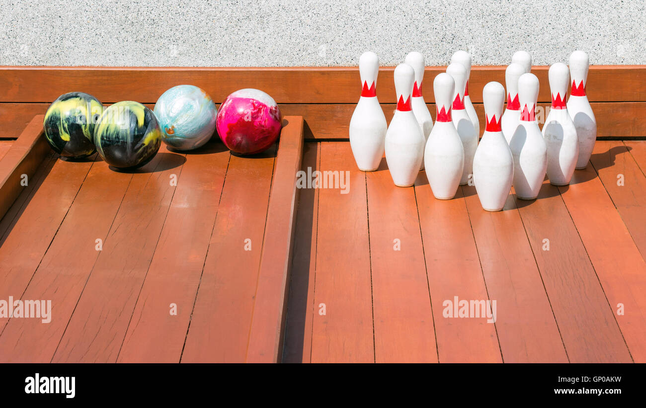 Bowling outdoor sport in legno, piste da bowling. Foto Stock