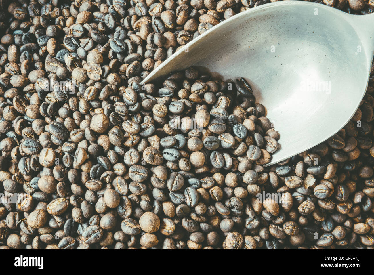 Chicchi di caffè tostati in cesto con alluminio siviera. copia di spazio. Foto Stock