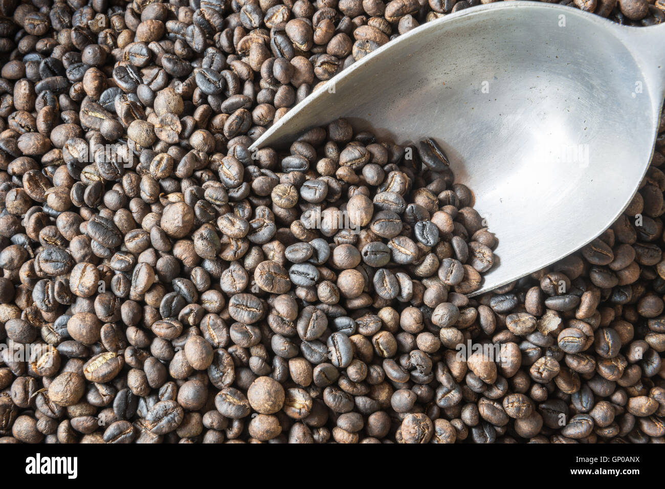Chicchi di caffè tostati in cesto con alluminio siviera. copia di spazio. Foto Stock