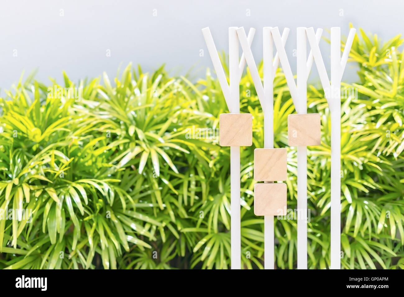 Bianco arenaria cartelli appesi sulle colonne di acciaio nel giardino verde dello sfondo. Pronto per riempire il testo e simbolo Foto Stock