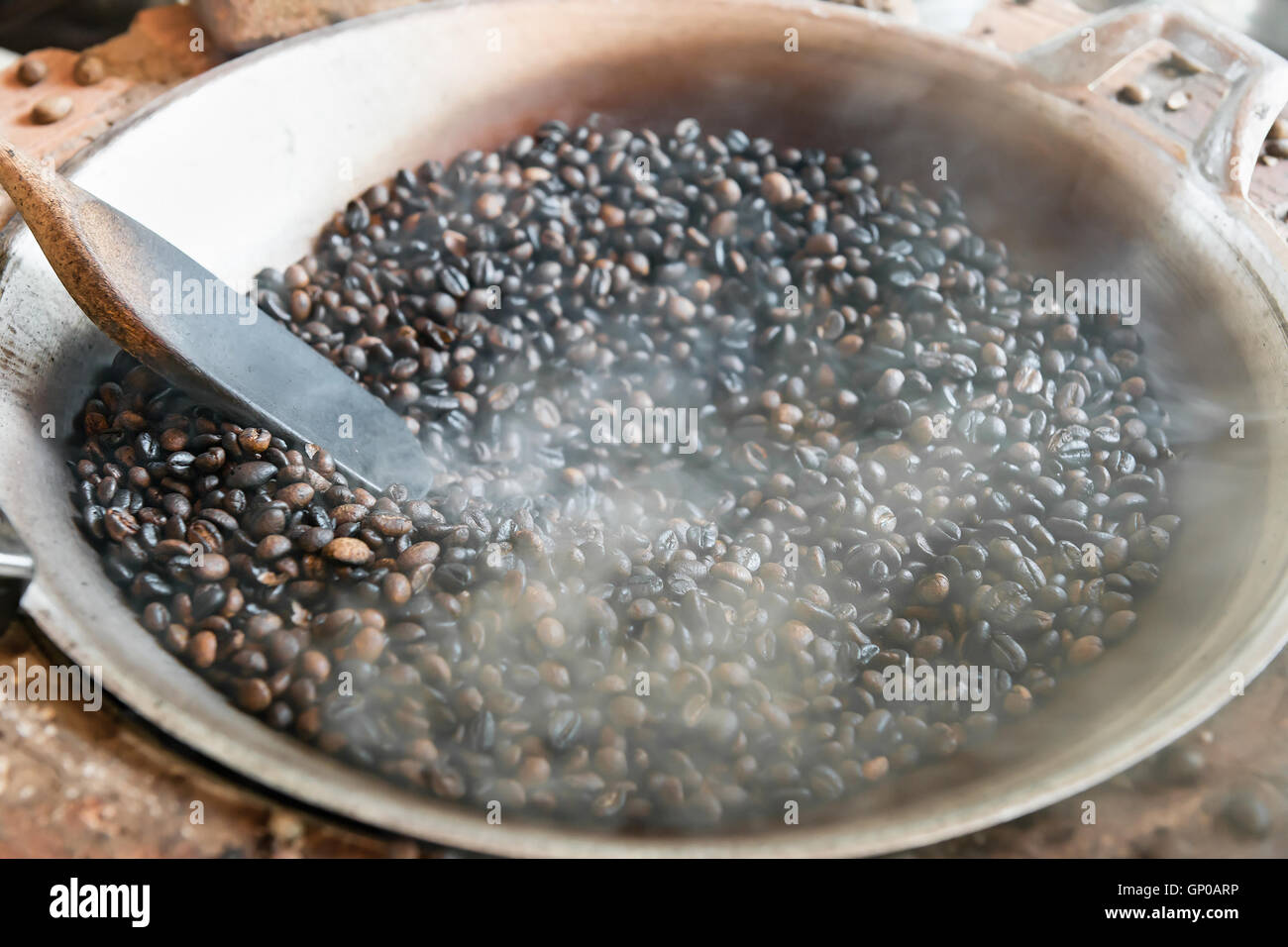 Tradizionale la tostatura i chicchi di caffè in padella. Foto Stock