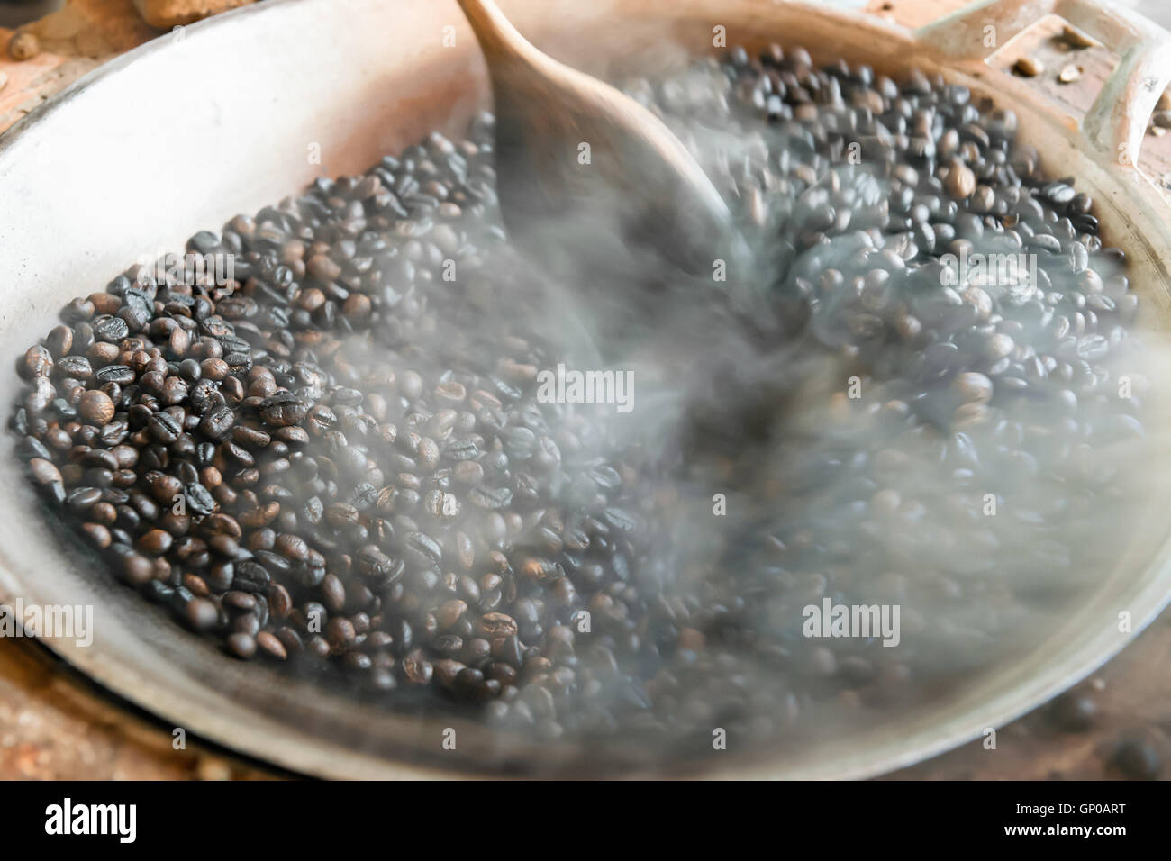 Tradizionale la tostatura i chicchi di caffè in padella. Foto Stock
