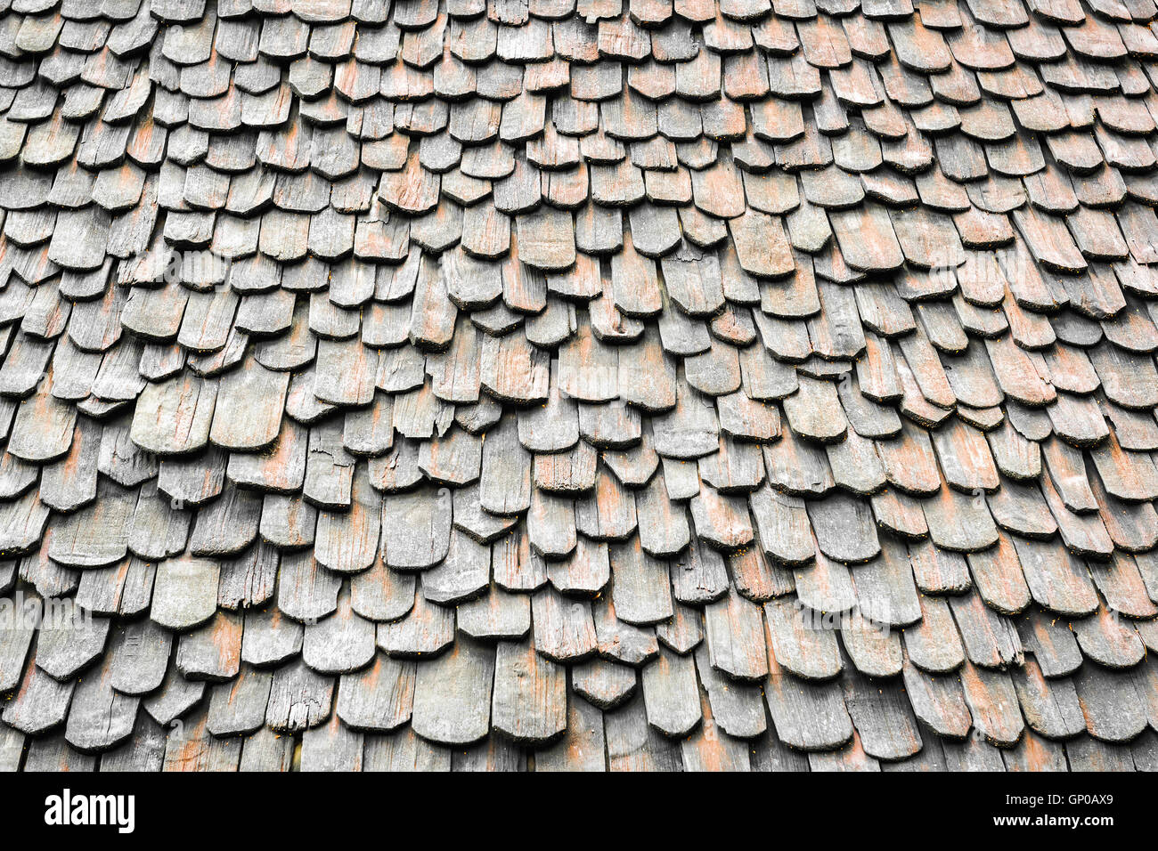 Prospettiva vecchio tetto pattern, piastrelle sul vecchio tetto, fondo di architettura. Foto Stock