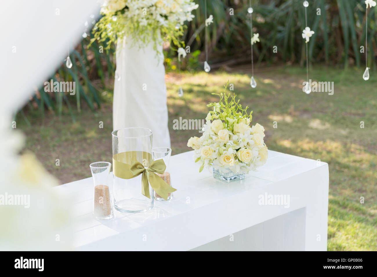 Decorazioni per matrimoni e disposizione, fiori matrimonio cerimonia di sabbia. Il fuoco selettivo. Foto Stock