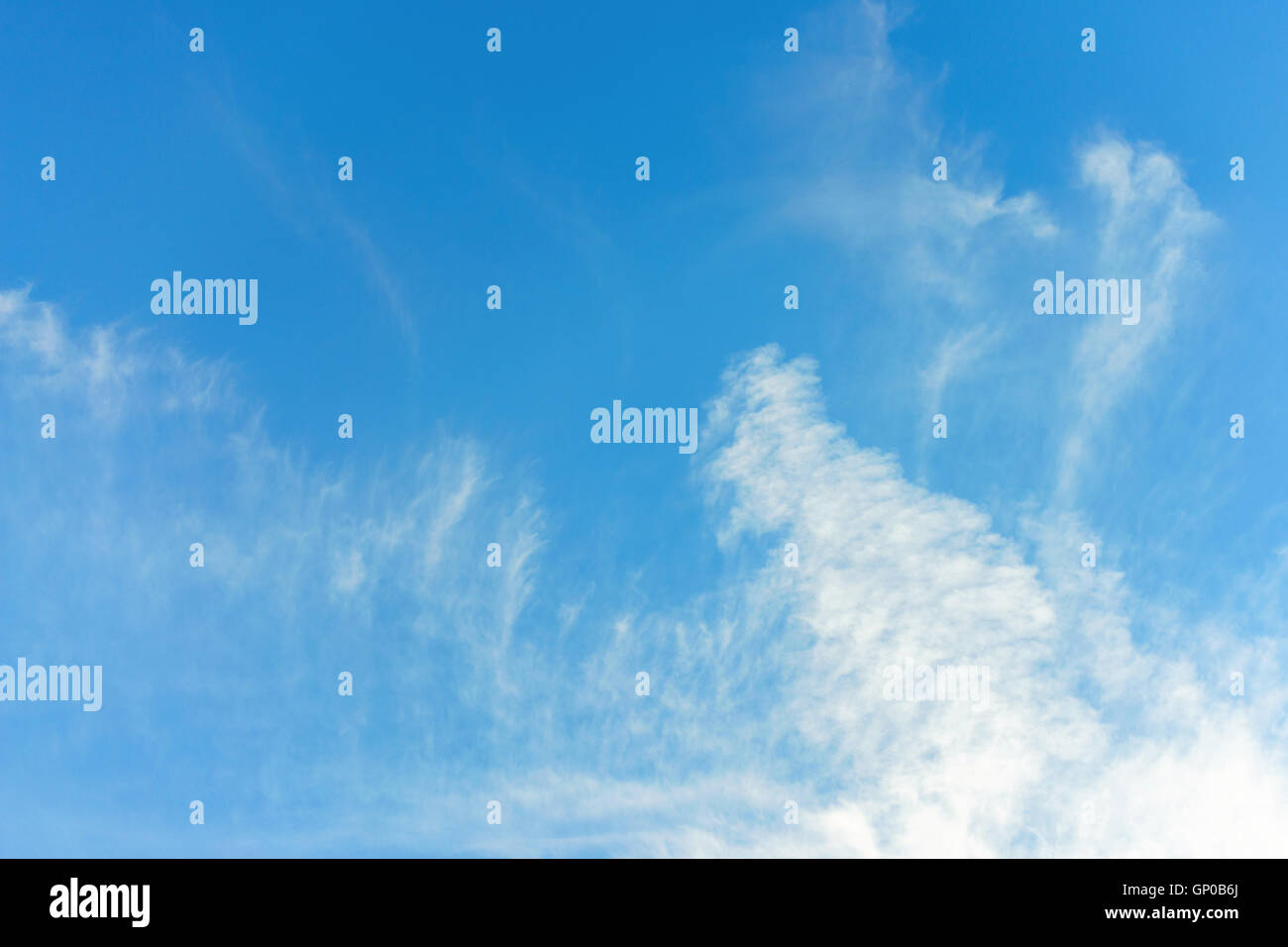 Cielo blu con nuvole, copia dello spazio. Foto Stock