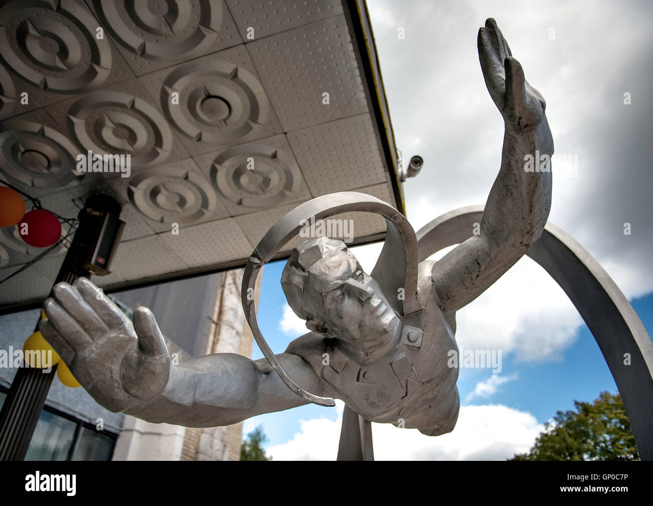 Statua di flying cosmonauta Alexey Leonov statua che accoglie i visitatori al Gagarin Cosmonaut Training Center museum 1 settembre 2016 nella città delle stelle, Russia. Leonov è stata la prima persona a camminare nello spazio. Foto Stock