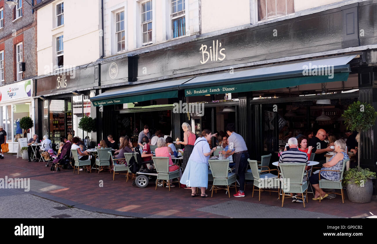 Bill è un ristorante con persone bere e mangiare fuori in Lewes East Sussex Regno Unito Foto Stock