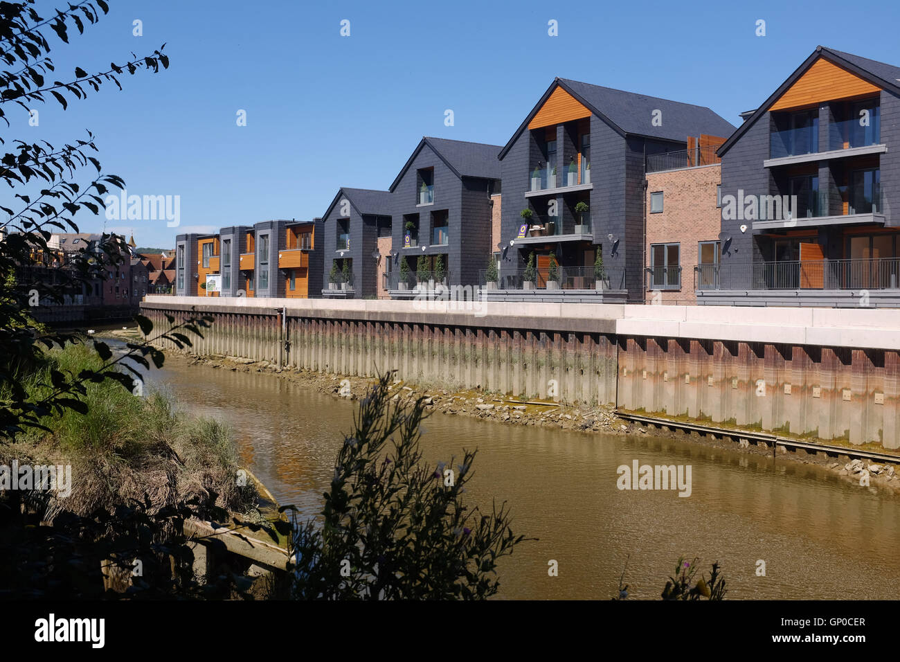 Nuova proprietà lungo il fiume dal fiume Ouse in Lewes East Sussex Regno Unito Foto Stock