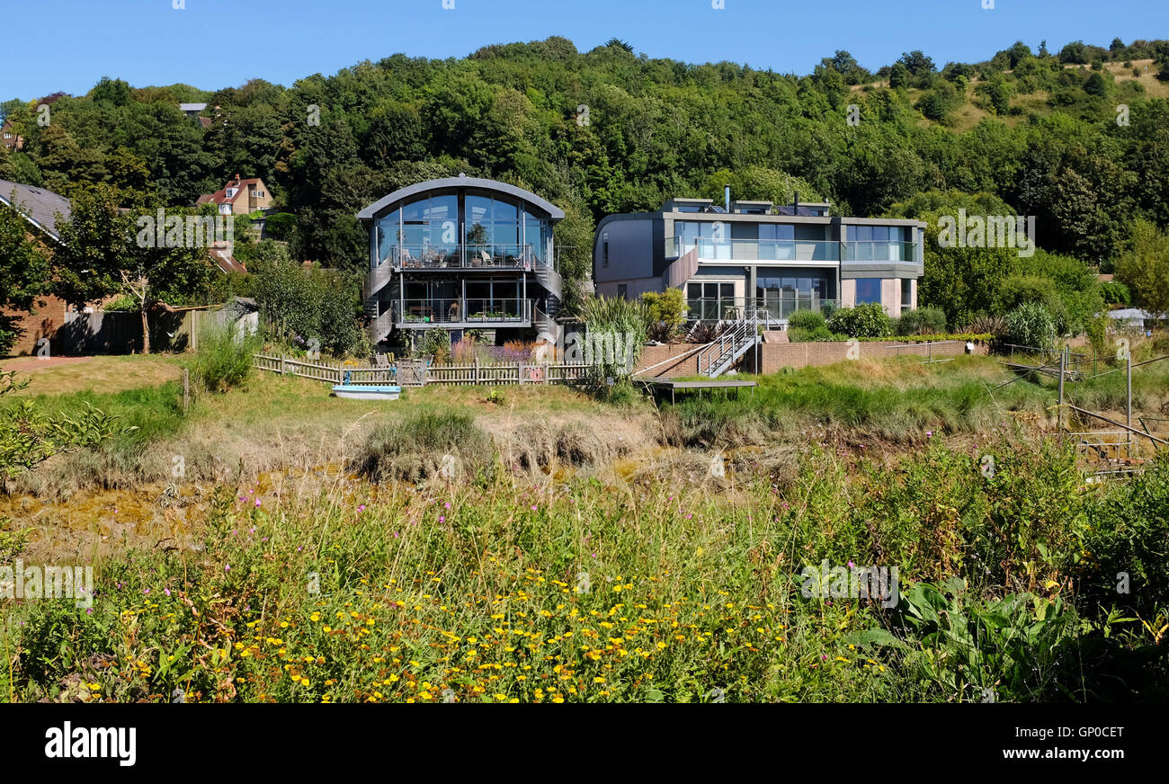 Il design moderno Riverside proprietà con il fiume Ouse in Lewes East Sussex Regno Unito Foto Stock