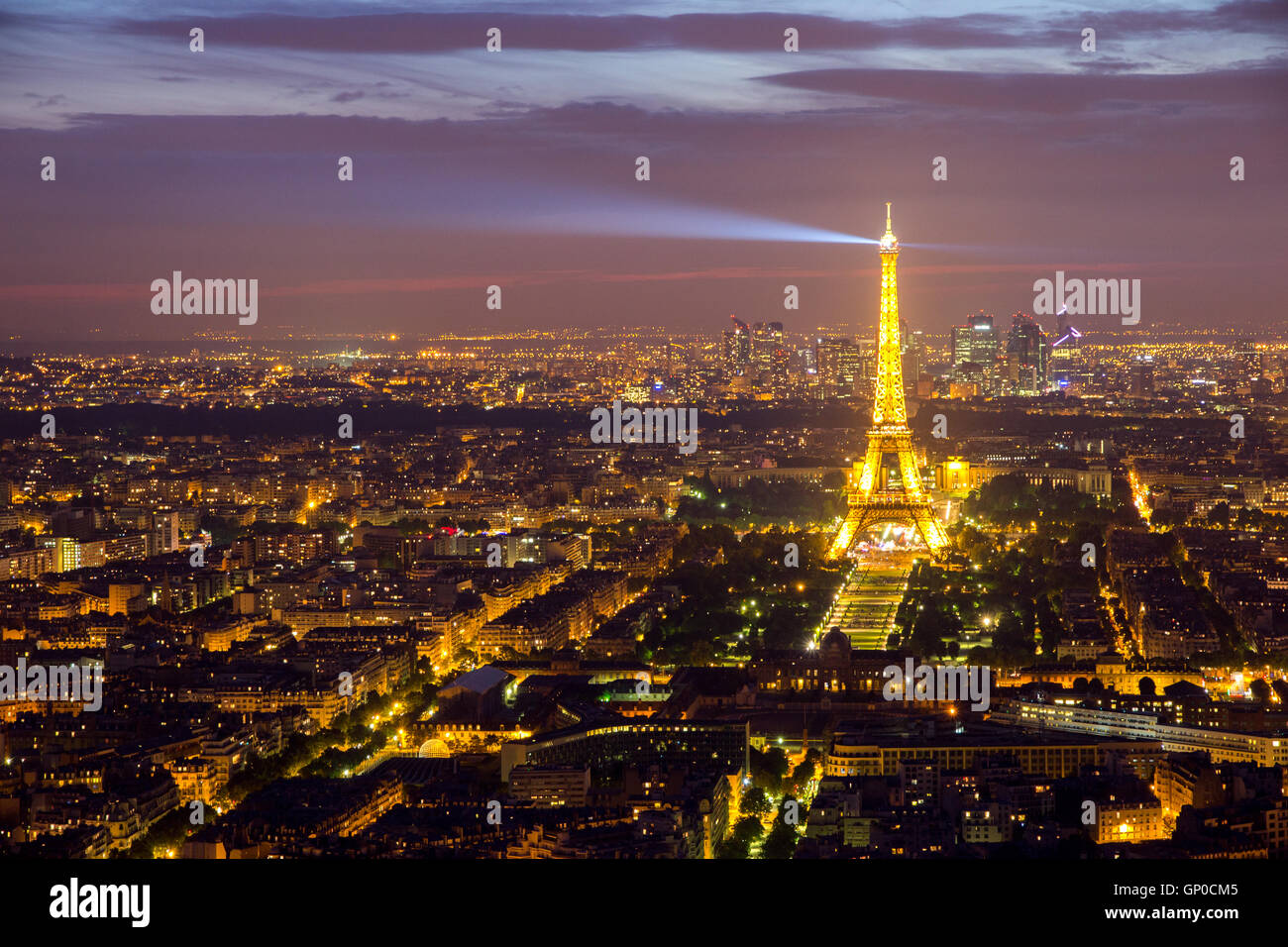 Sera vista su Parigi e la Torre Eiffel. Foto Stock