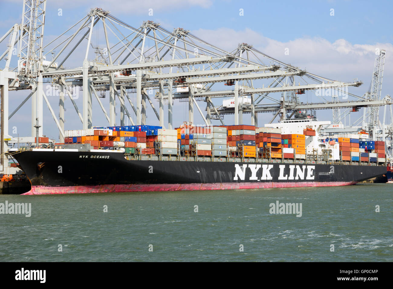 Contenitore nave Nyk Oceanus dalla NYK Line ormeggiato a un terminale per container nel porto di Ro Foto Stock