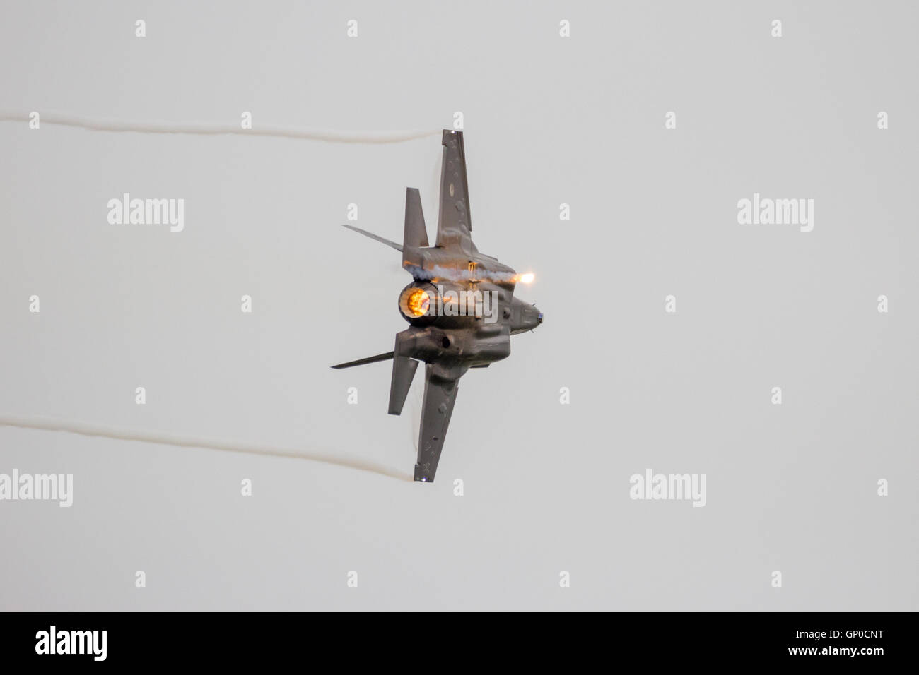 F-35 Lightning II di sparare razzi durante un volo su di esso il debutto Europeo in Leeuwarden, Paesi Bassi Foto Stock