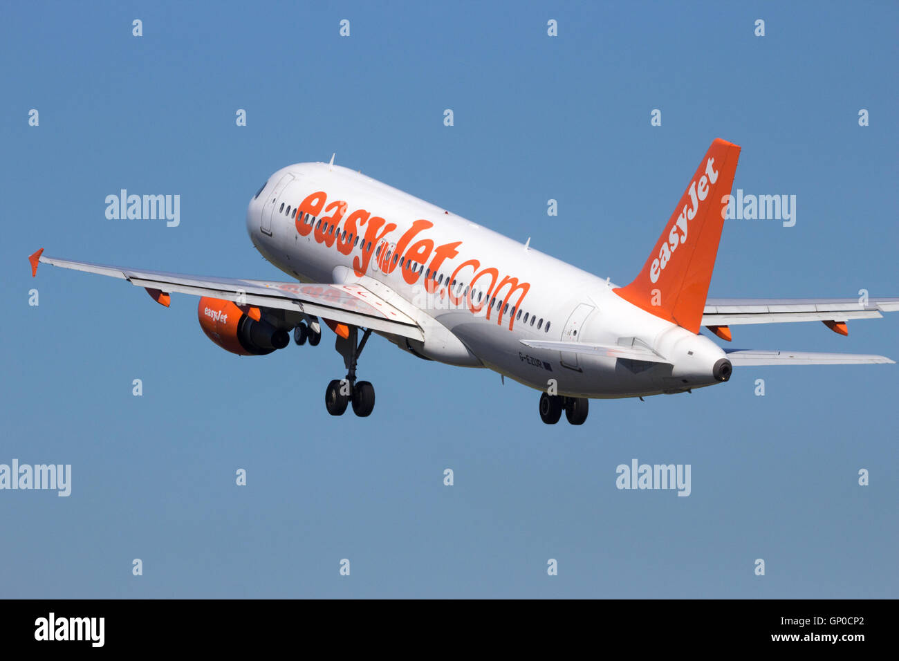 Easyjet Airlines Airbus A320 il decollo dall'aeroporto Schiphol di Amsterdam Foto Stock