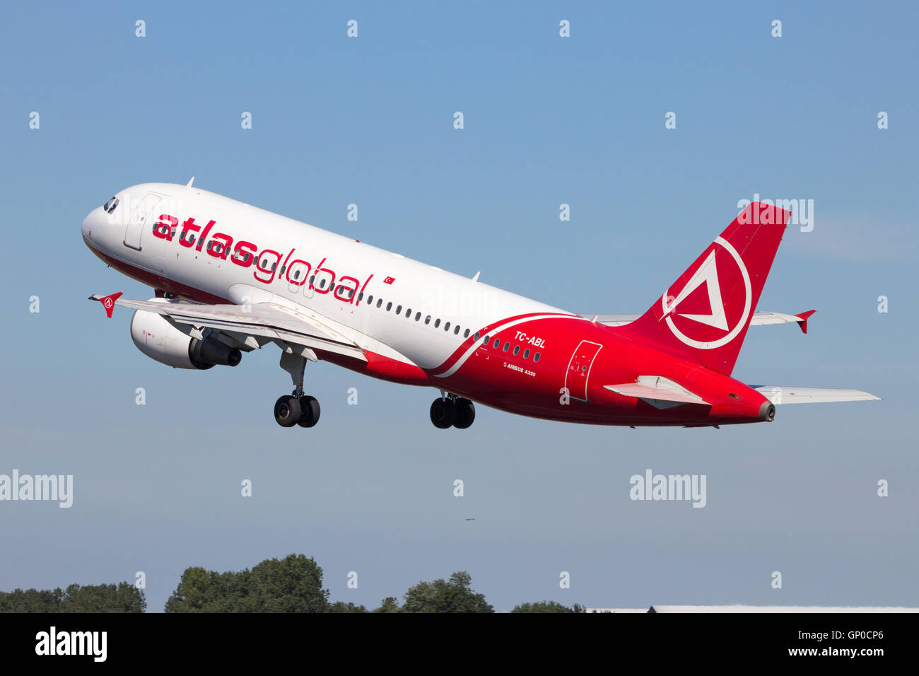 Compagnie aeree AtlasGlobal Airbus A320 il decollo dall'aeroporto Schiphol di Amsterdam Foto Stock